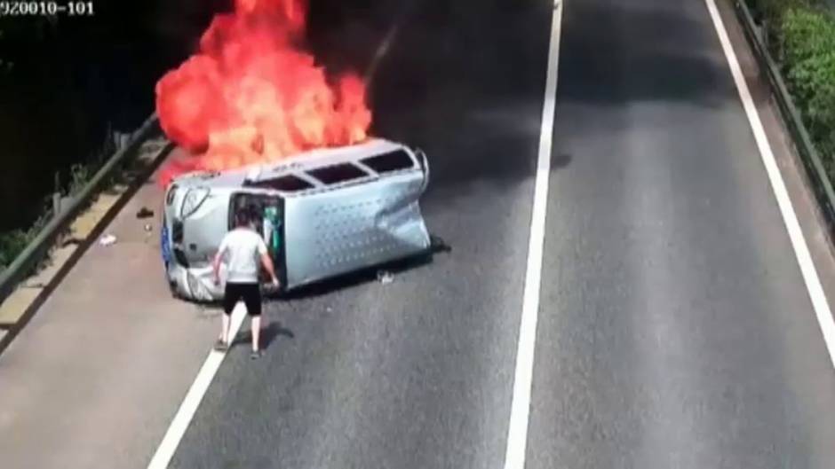 Tres personas salvan la vida 'in extremis' tras sufrir un aparatoso accidente de tráfico en China