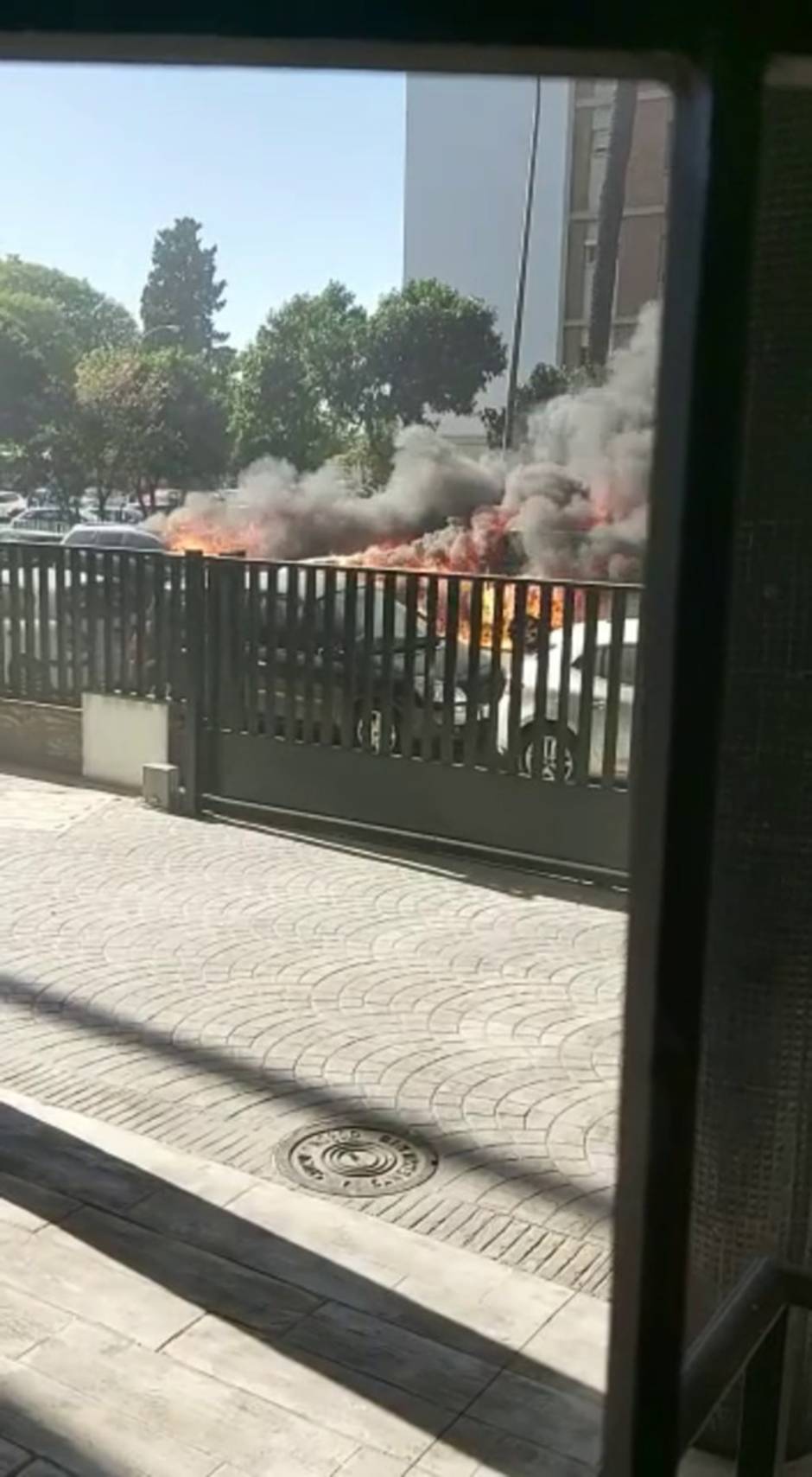 Coche ardiendo en Los Remedios