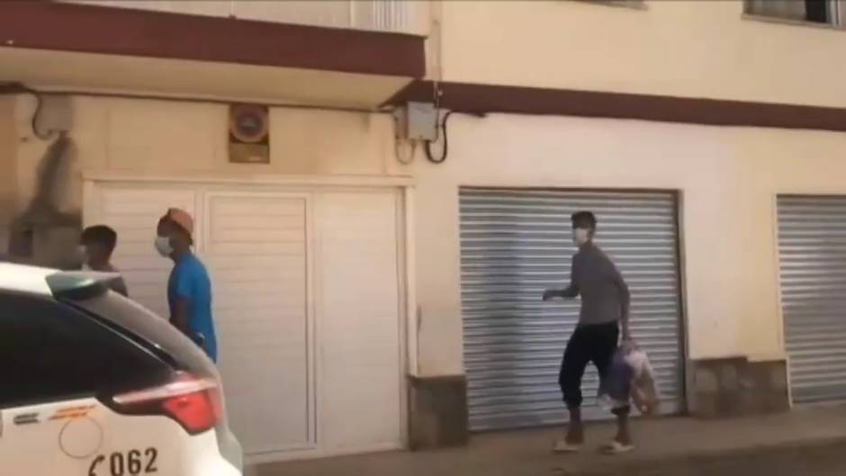 Vecinos de Los Nietos, en Murcia, increpan a unos inmigrantes por miedo al coronavirus