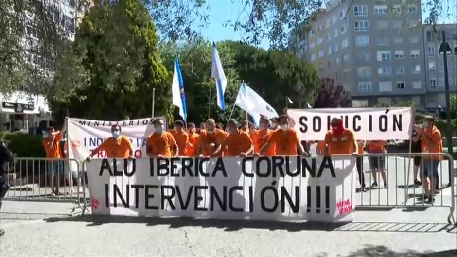 Los trabajadores de Alcoa protestan en el acto electoral de Pedro Sánchez en La Coruña