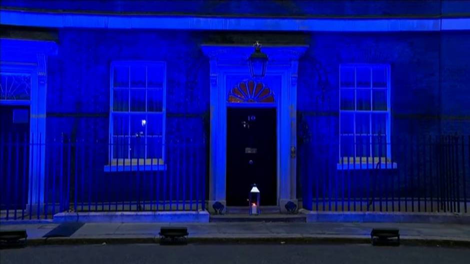 Reino Unido homenajea a sus sanitarios con una gran vela en el 10 de Downing Street