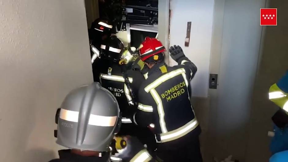 Dos trabajadores heridos graves al desplomarse un ascensor