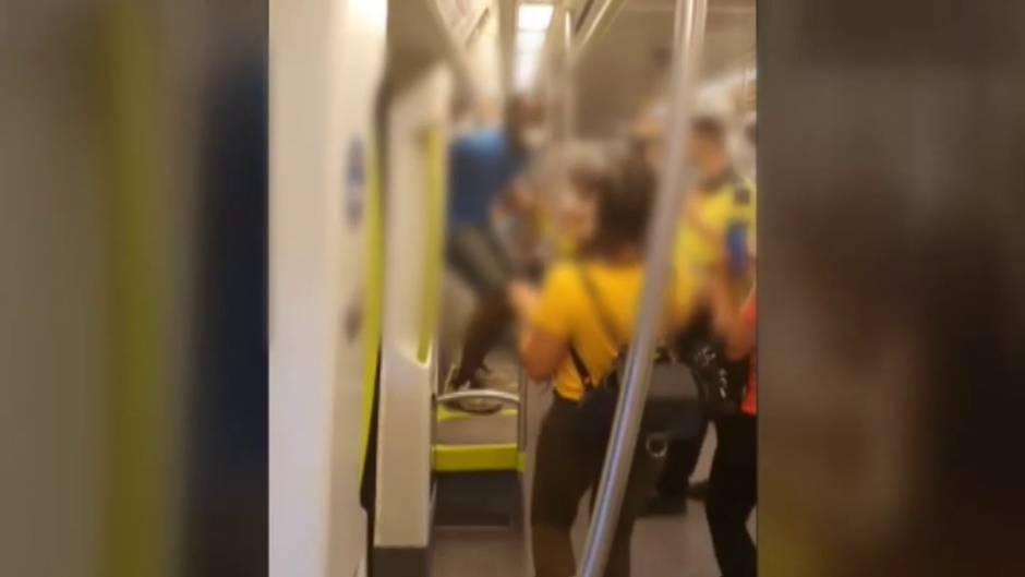 Polémica por la detención de un pasajero en el metro de Valencia por llevar mal puesta la mascarilla
