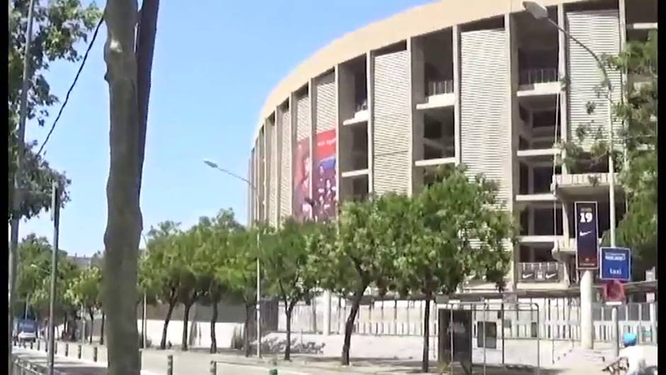 Pancarta culé en los exteriores del Camp Nou aludiendo a la posibilidad de que el Espanyol descienda esta noche