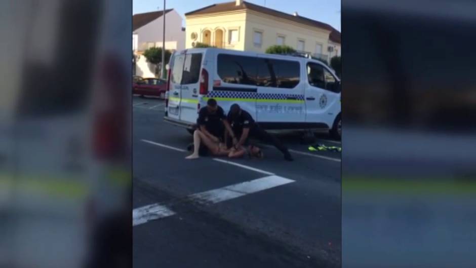 Una conductora provoca un accidente, baja del coche bailando y se resiste a la Policía Local de Lepe