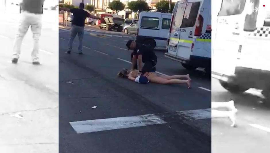 Una joven sale bailando del coche tras tener un aparatoso accidente en Lepe