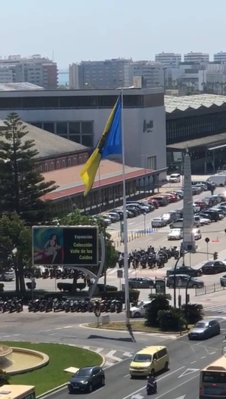 La bandera del Cádiz ondea en la Plaza de Sevilla