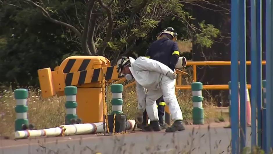 Trabajadores de Alcoa escenifican la crucifixión de un empleado para mostrar el calvario que viven