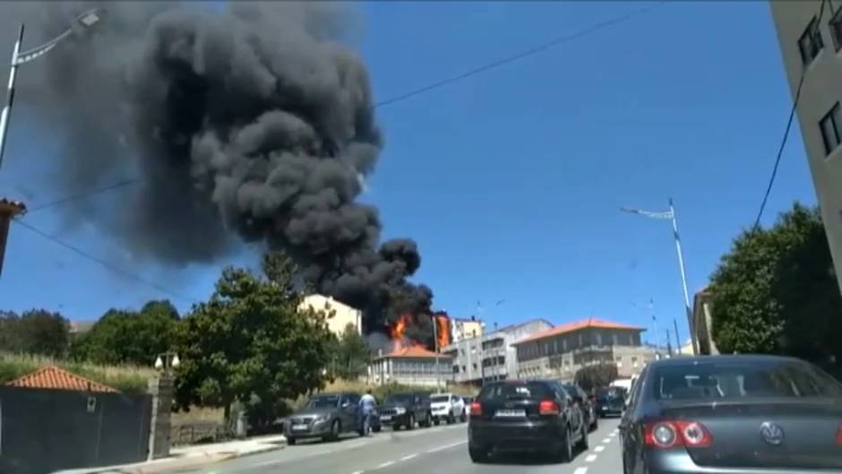 Un aparatoso incendio en un edificio de Silleda (Pontevedra) obliga a desalojar 15 viviendas