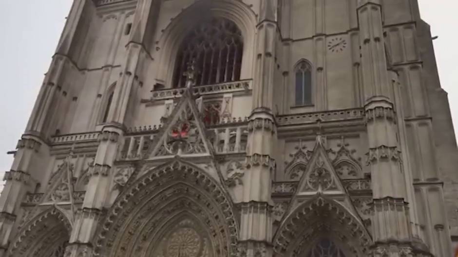 Bomberos dan por controlado el incendio declarado en la catedral de Nantes