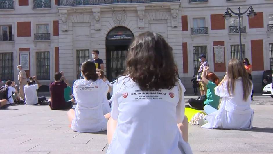 Médicos residentes llegan a Sol para pedir un convenio colectivo