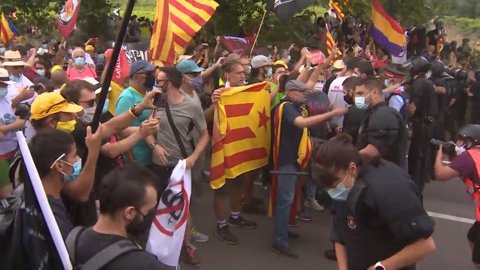 Protesta por la visita de los Reyes al monasterio de Poblet (Tarragona)