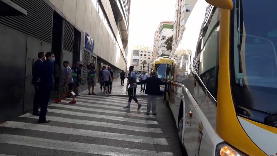 Llegada de los jugadores del CádizCF al estadio Carranza