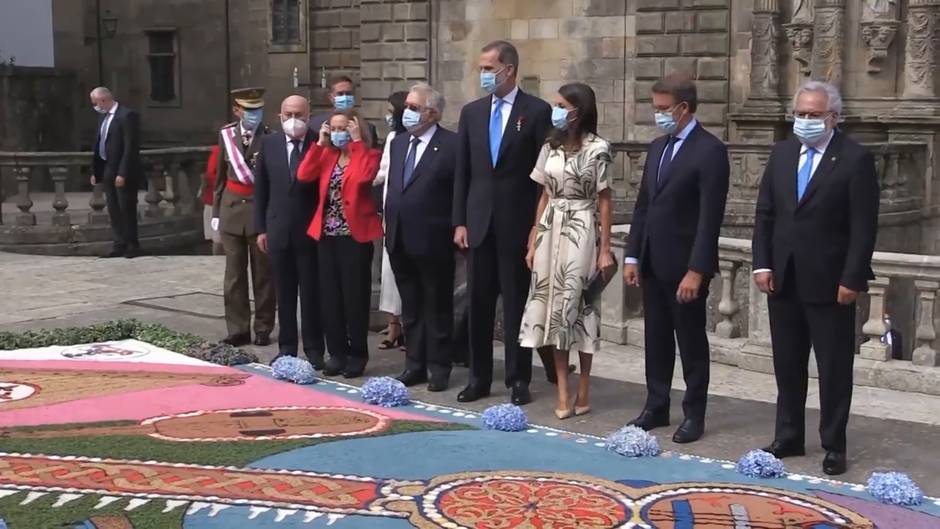 La Reina sorprende con un vestido de inspiración vegetal en Santiago