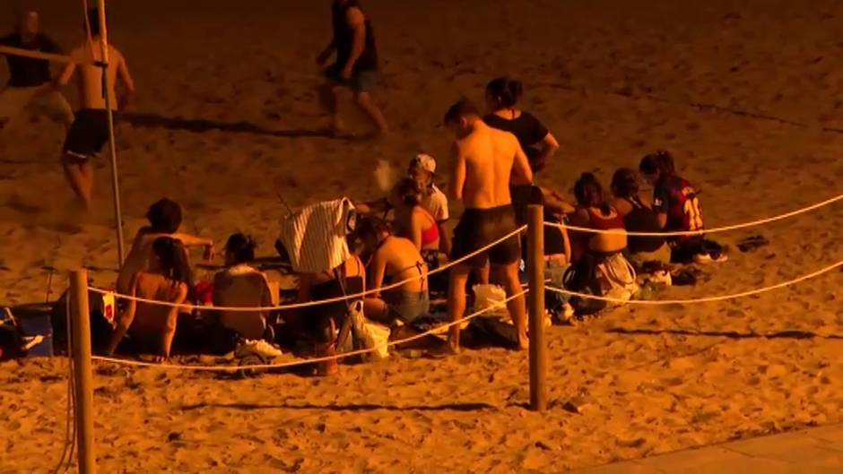 Las playas de Barcelona siguen siendo un escenario de botellones