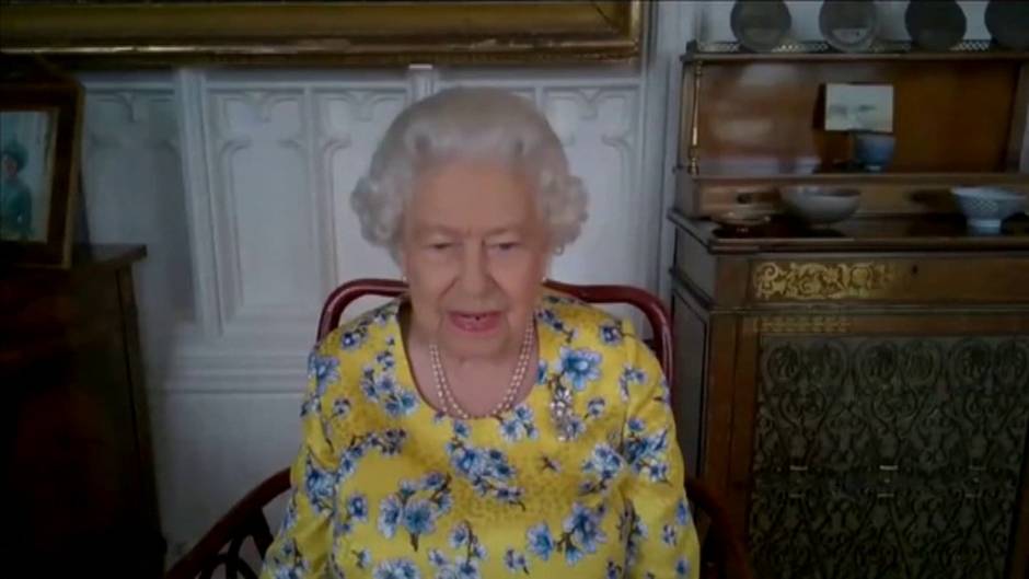 La reina de Inglaterra descubre un retrato suyo por videoconferencia