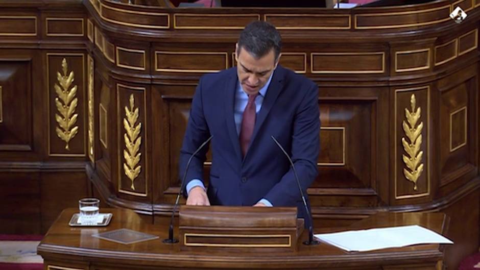 Sánchez carga contra Casado por ir contra los intereses de España