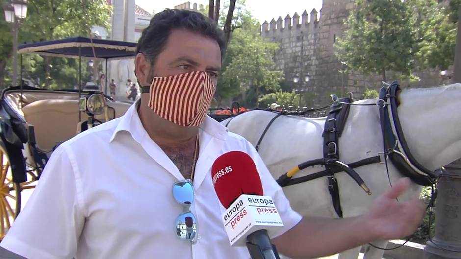 Cocheros de caballos de Sevilla aseguran que intentan "sobrevivir" aunque la temporada se ha perdido