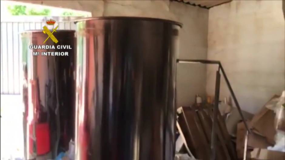 La Guardia Civil desmantela un laboratorio en A Coruña de gel hidroalcohólico falso