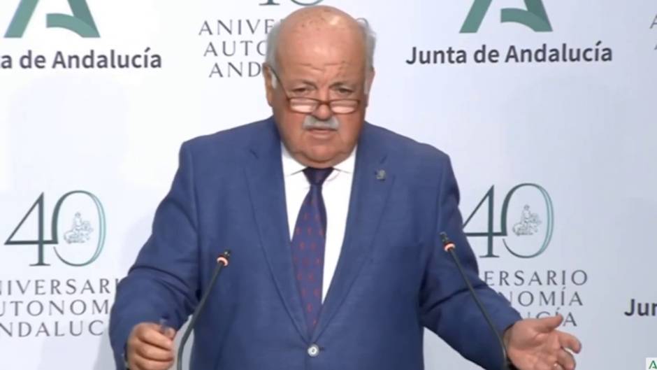 Andalucía estudia si "evidencias científicas" recomiendan prohibir fumar en público