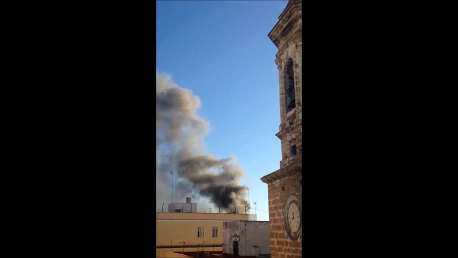 Incendio en una vivienda de la calle Sagasta en Cádiz