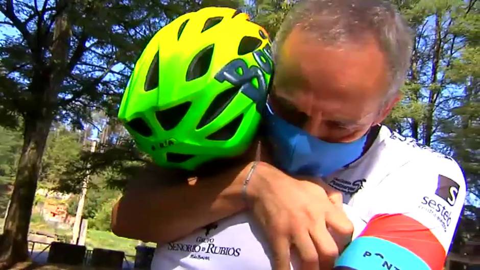 Un joven ciclista con síndrome de Down emociona en el triatlón de Aronia