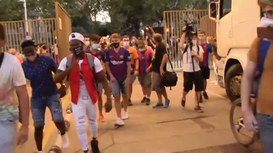 Aficionados del Barça se cuelan en el Camp Nou para protestar contra la posible salida de Messi