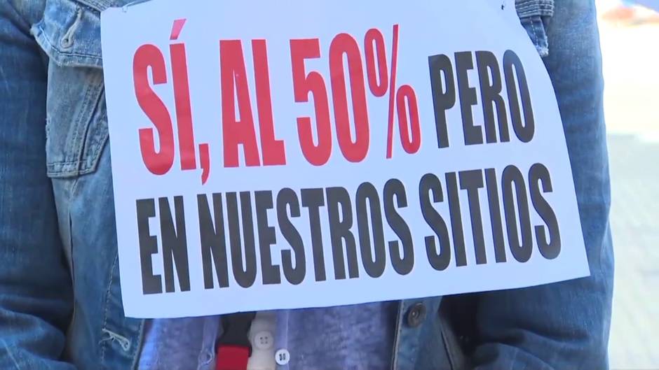 Novena concentración de comerciantes del Rastro que exigen una mesa de trabajo con el Ayuntamiento
