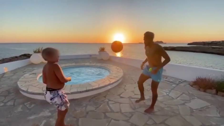 Neymar disfruta de sus vacaciones en Ibiza junto a su hijo