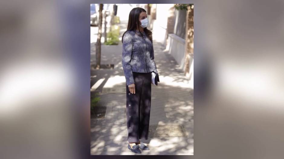 La Reina Letizia dice adiós al verano con un sobrio look otoñal en su vuelta al trabajo