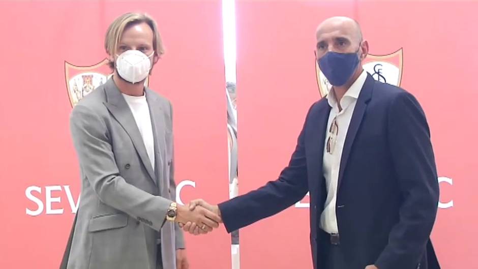 Monchi recibe a Rakitic en el aeropuerto de San Pablo
