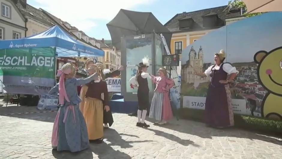 Un austríaco bate el récord mundial de mantenerse cubierto por hielo metido en una caja