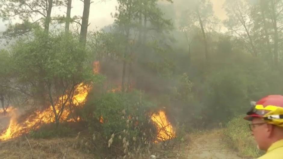 El calor da un respiro a los bomberos que luchan contra los incendios en California