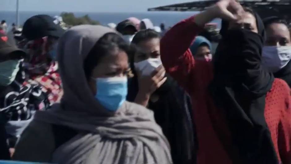 Miles de refugiados del campamento de Moria se manifiestan en Lesbos