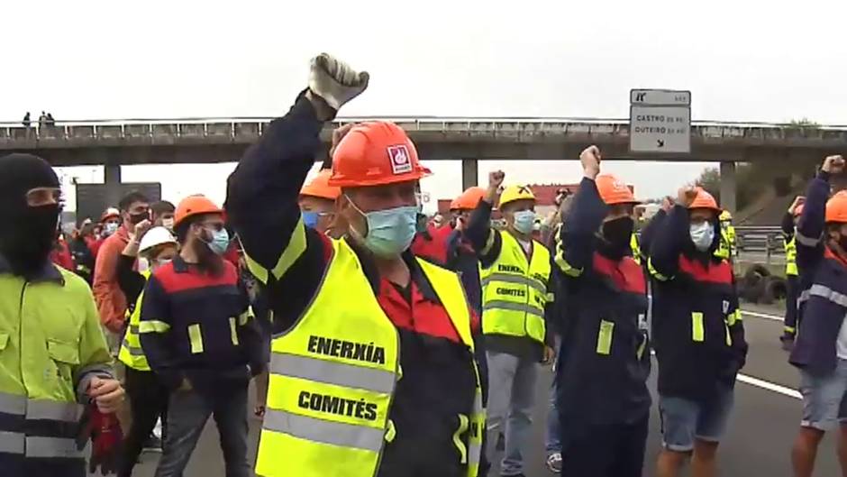 Los trabajadores de Alcoa cortan la A6 en Lugo para reclamar una solución a su situación laboral