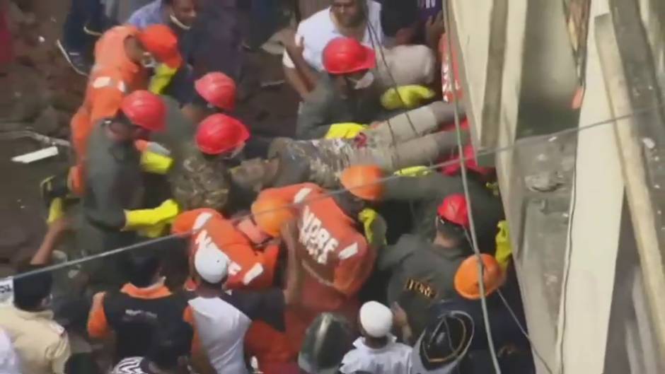 Al menos veinte fallecidos en el derrumbe de un edificio en India