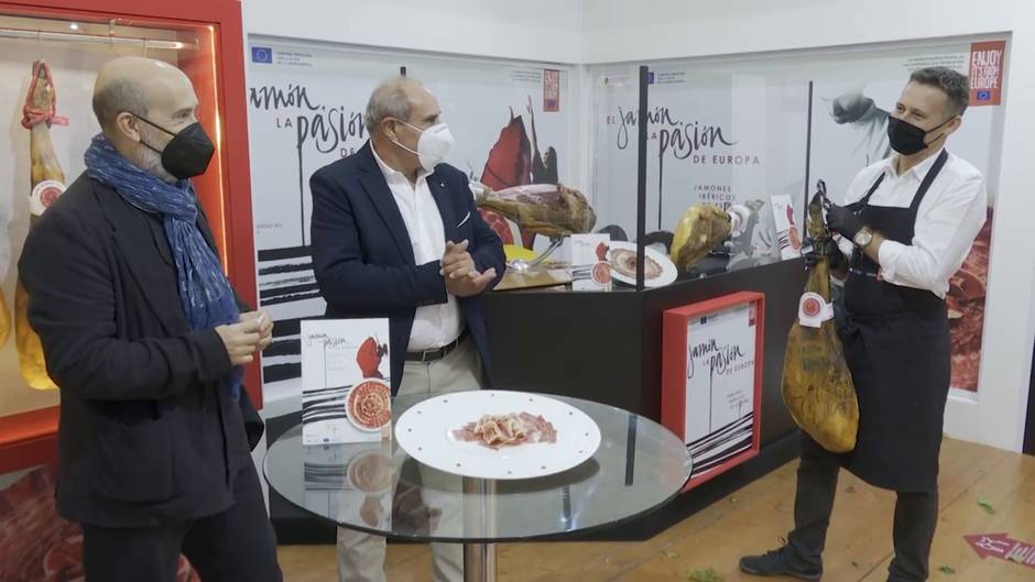 Javier Cámara recibe un Jamón Ibérico en el Festival de Cine de San Sebastián