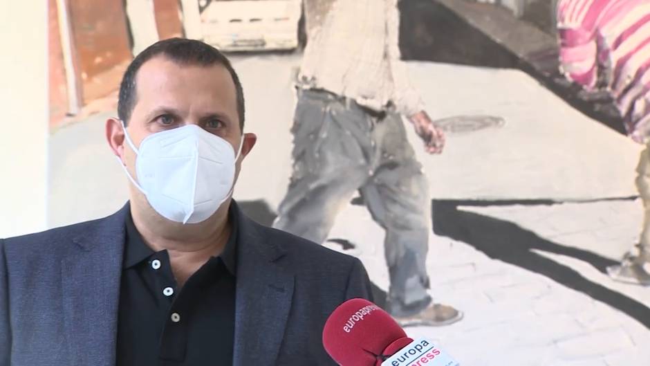 'Las caricias del Coloso' realiza un recorrido por las obras de Santiago Ydáñez