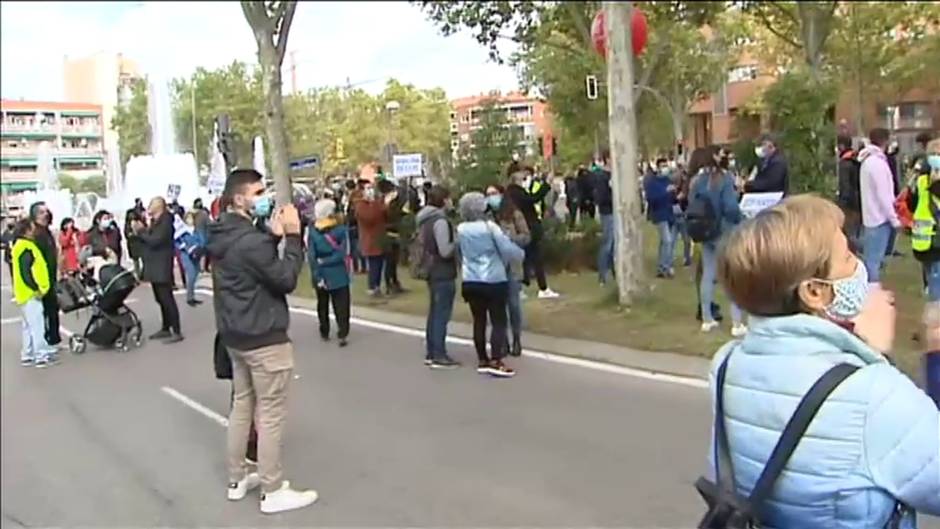 Los vecinos de Vallecas piden la dimisión de Ayuso frente a la Asamblea de Madrid