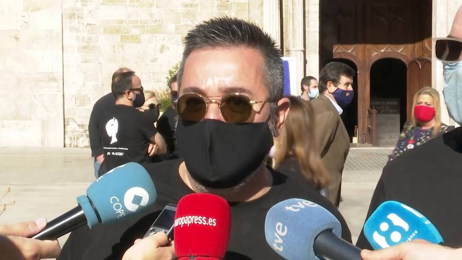 Indumentaristas valencianos protestan "de luto" por crisis del sector