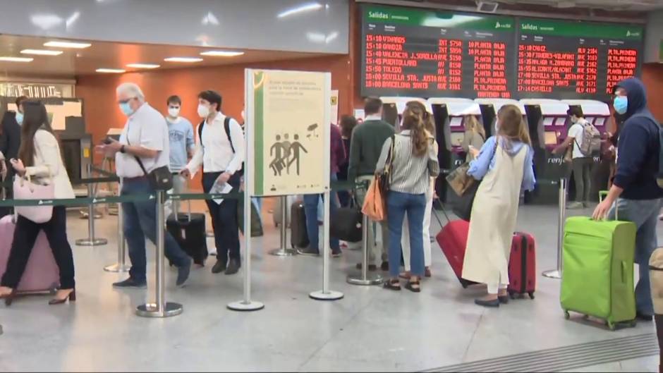 Controles policiales en Atocha ante la afluencia de viajeros