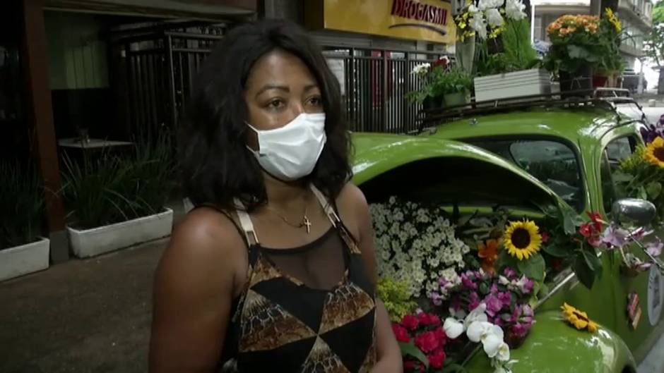 Una mujer subsiste en tiempos de pandemia vendiendo flores por las calles de Río de Janeiro