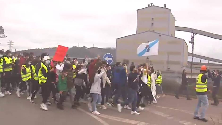 Los alumnos de Secundaria se unen a las protestas de los trabajadores de Alcoa