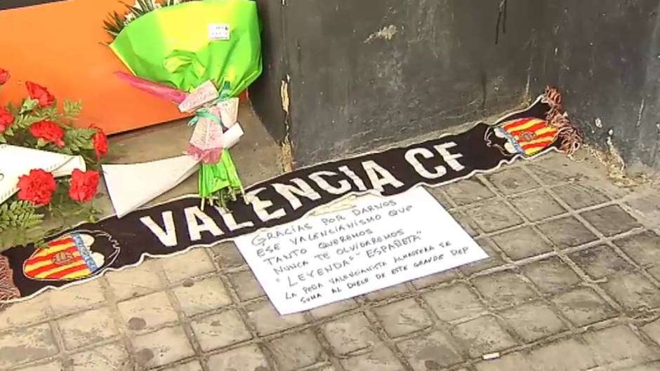 La puerta 12 de Mestalla amanece con un homenaje al mítico 'Españeta'