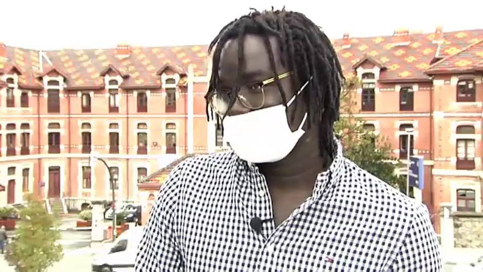 La historia de Mbaye, de llegar en patera desde Senegal a cumplir su vocación de enfermero