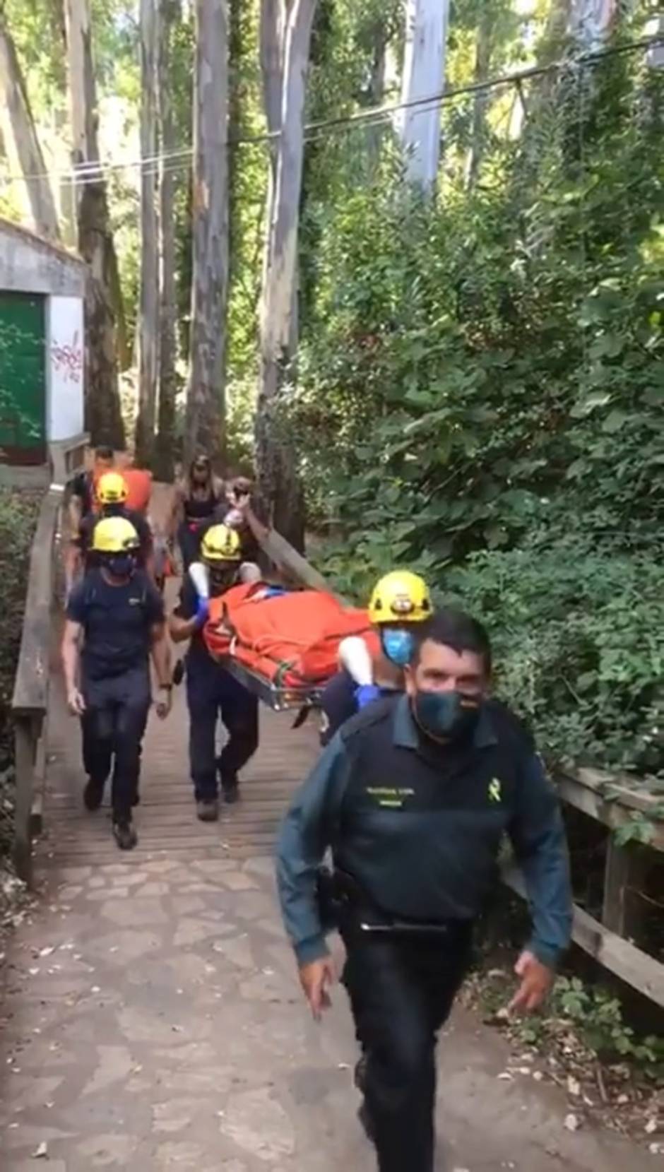 Traslado senderista accidentado en el río Majaceite