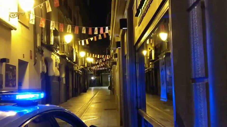 La Policía vigila el cumplimiento del cierre de los bares a las 21,00 horas por el coronavirus