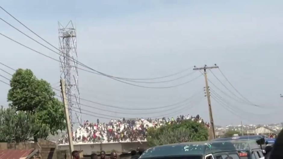 Una turba de gente saquea un almacén de comida en Nigeria en mitad de las protestas