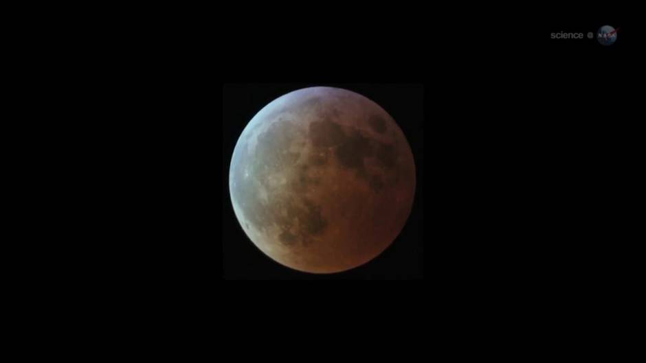 Se descubre agua en el lado soleado de la luna