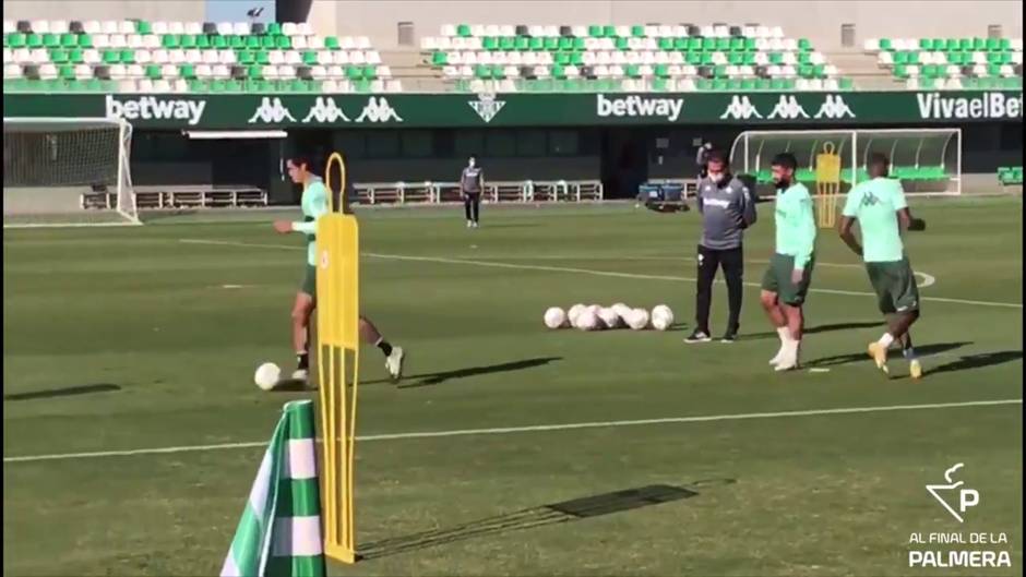 Emerson vuelve al entrenamiento con el grupo del Betis a dos días del duelo ante el Elche